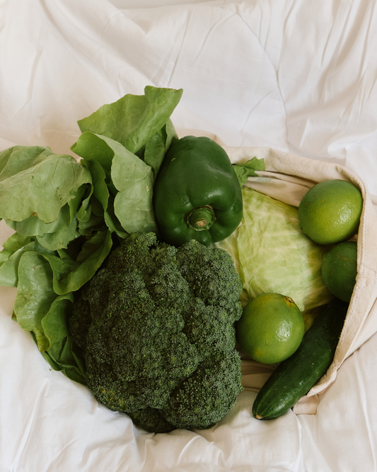 panier de Légumes verts brocoli citron vert et salades